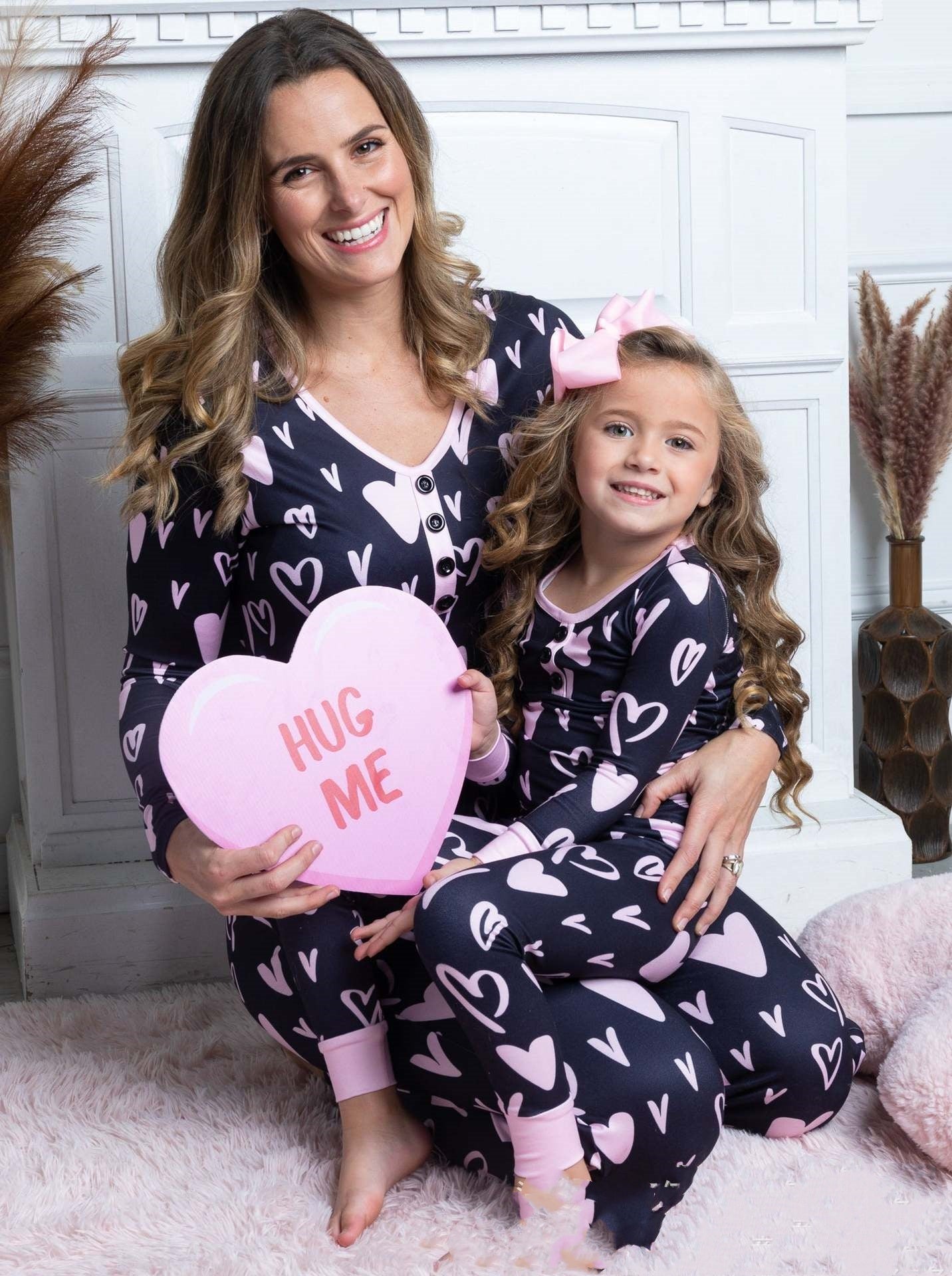Mommy and Me Valentine’s Day Heart Print Pajama Set – Matching Parent & Child Leisure Sleepwear, Cozy Family Pajamas for Mom and Kids