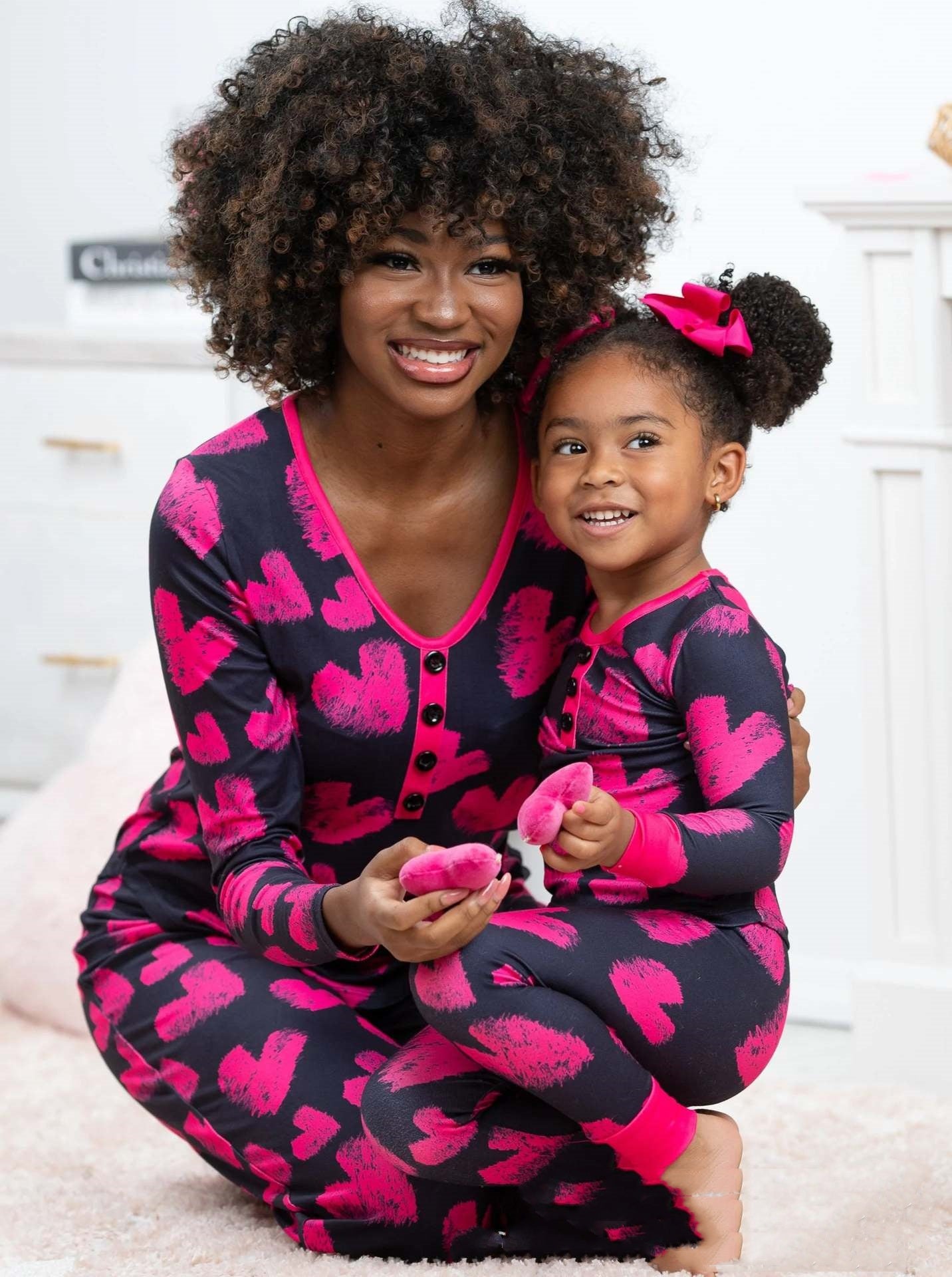Mommy and Me Valentine’s Day Heart Print Pajama Set – Matching Parent & Child Leisure Sleepwear, Cozy Family Pajamas for Mom and Kids